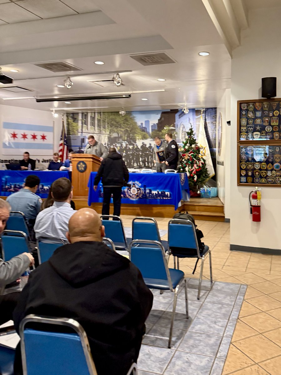 ChicagoCAPS24's tweet photo. Congratulations to police officer Dan Gajewski for earning a Life-Saving award from the Fraternal Order Of Police Lodge today. We're proud to celebrate your selfless actions to protect lives of our community. #Chicagopolicedepartment #Fraternalorderofpolice https://t.co/ElnfFKmWuh