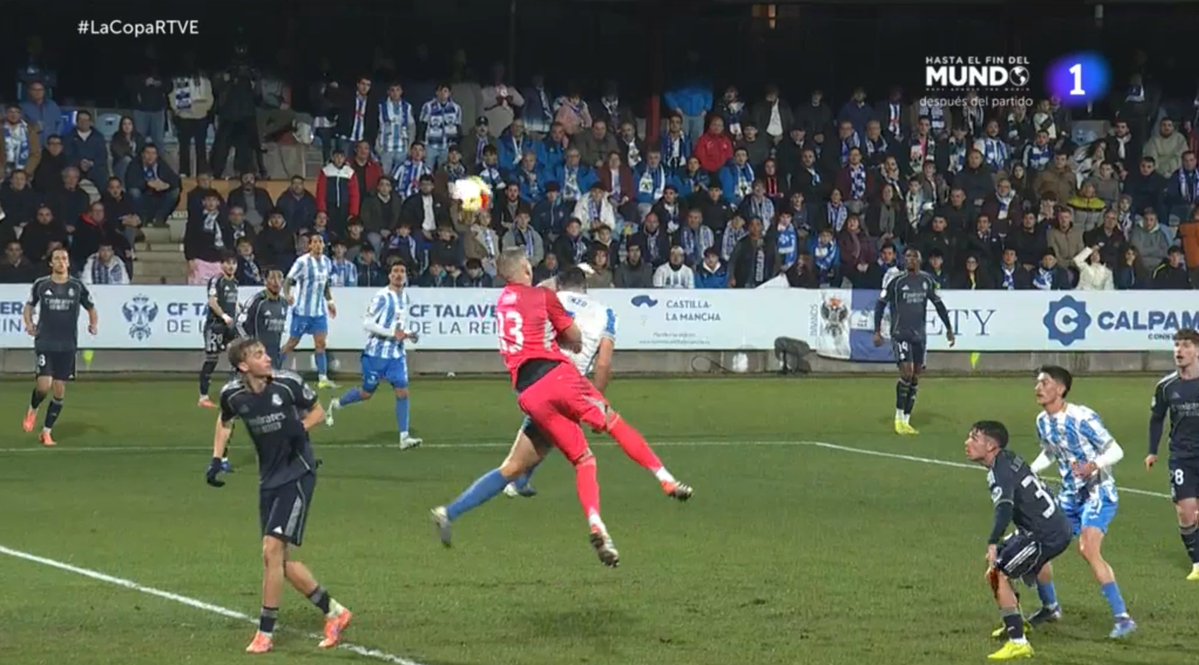 PavelFdez's tweet image. ⚽️ #TalaveraRealMadrid
⌚️ Min. 89
💥 Di Renzo reclama penalti de Lunin
🔎 El portero que jamás toca el balón, golpea en la cara al atacante
❓ Cuadra Fernández señaló falta en ataque...
❌ Es penalti
🏆 #CopaDelRey