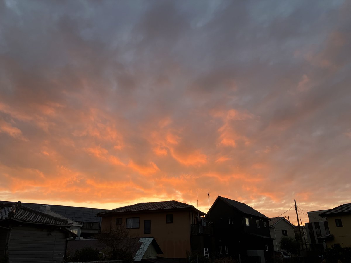 comokame's tweet photo. あら、日の出できれい
#イマソラ
#いまそら https://t.co/i017eSRN2q