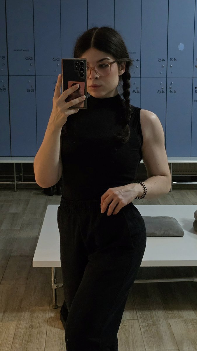 пока все девочки растят жопу,я пытаюсь растить плечи 

(без негатива,исключительно с завистью ко всем,кому нравятся дни ног)