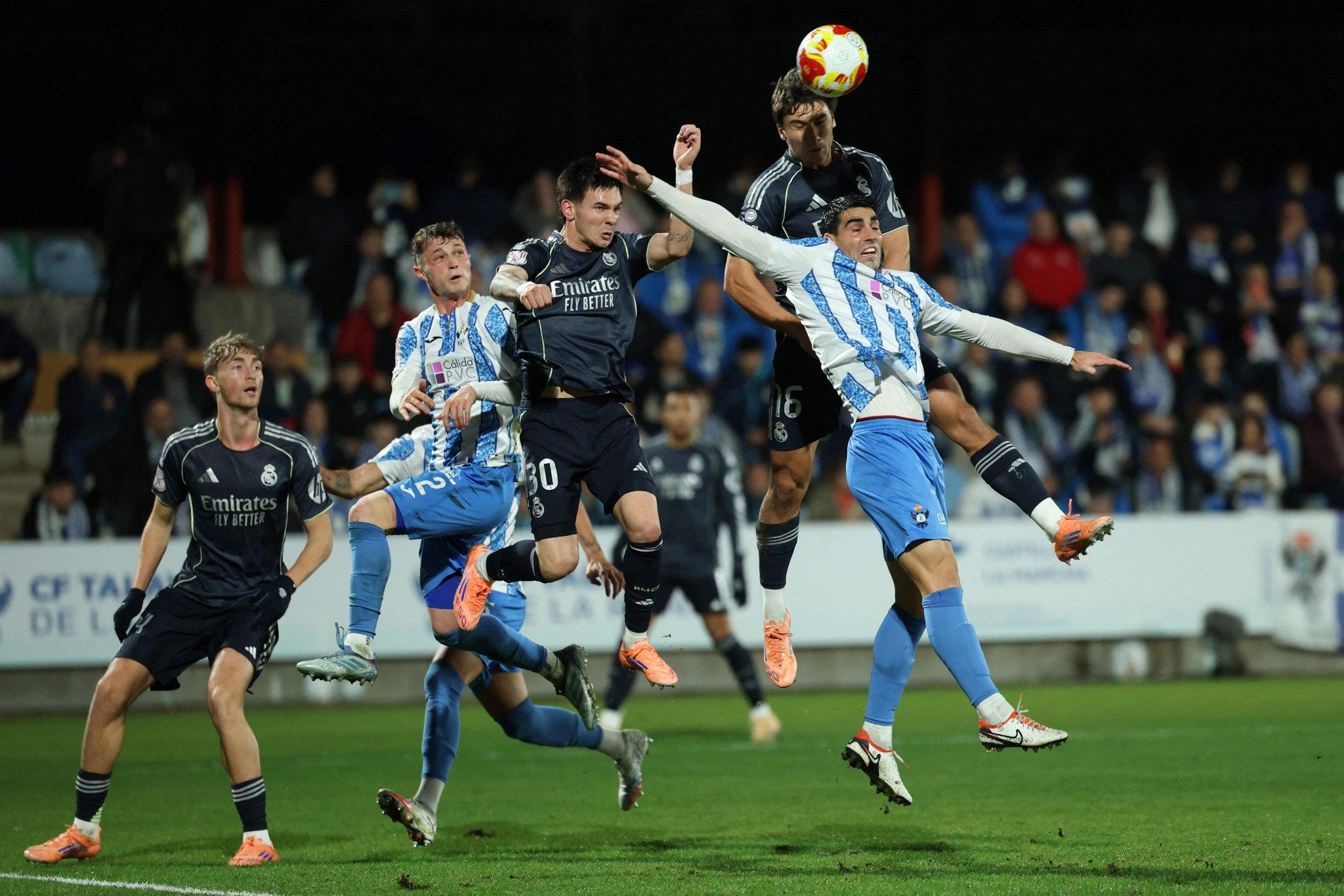 كيليان مبابي يقود ريال مدريد إلى دور الـ16 في كأس ملك إسبانيا بعد الفوز على تالافيرا 3-2.. سجل مبابي هدفين وكان سببًا رئيسيًا في الثالث الذي جاء بنيران صديقة 