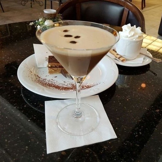 chanellique's tweet photo. The season of cozy sweaters, espresso martinis and fur coats to go out https://t.co/BUAVoy1w4F
