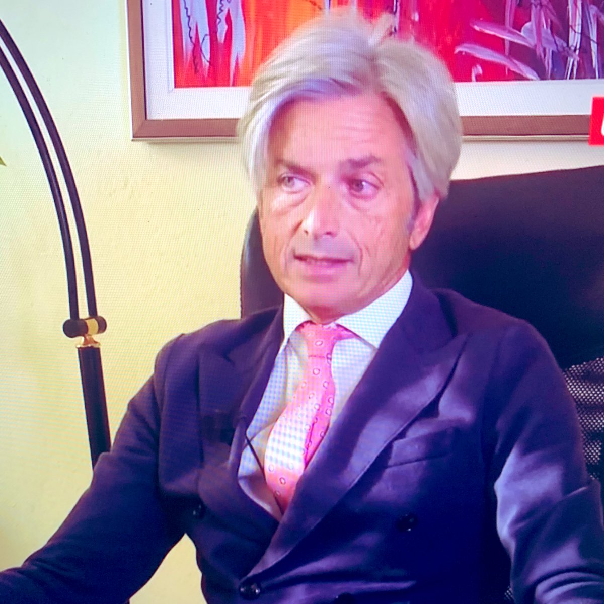 Adesso una breve pausa.
COSA? 

#chilhavisto