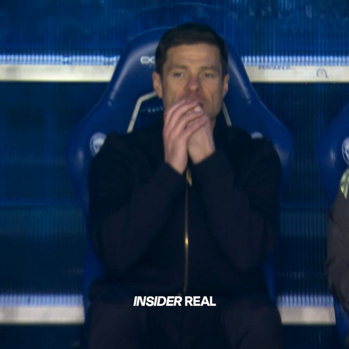 tomascml's tweet photo. Xabi Alonso que venía a poner a correr a los jugadores, ha quedado solo para gestionar que no se le enfaden las estrellitas.
Alineador  y totalmente sobrepasado.
Lo siento, una pena. https://t.co/T63RttL5DS