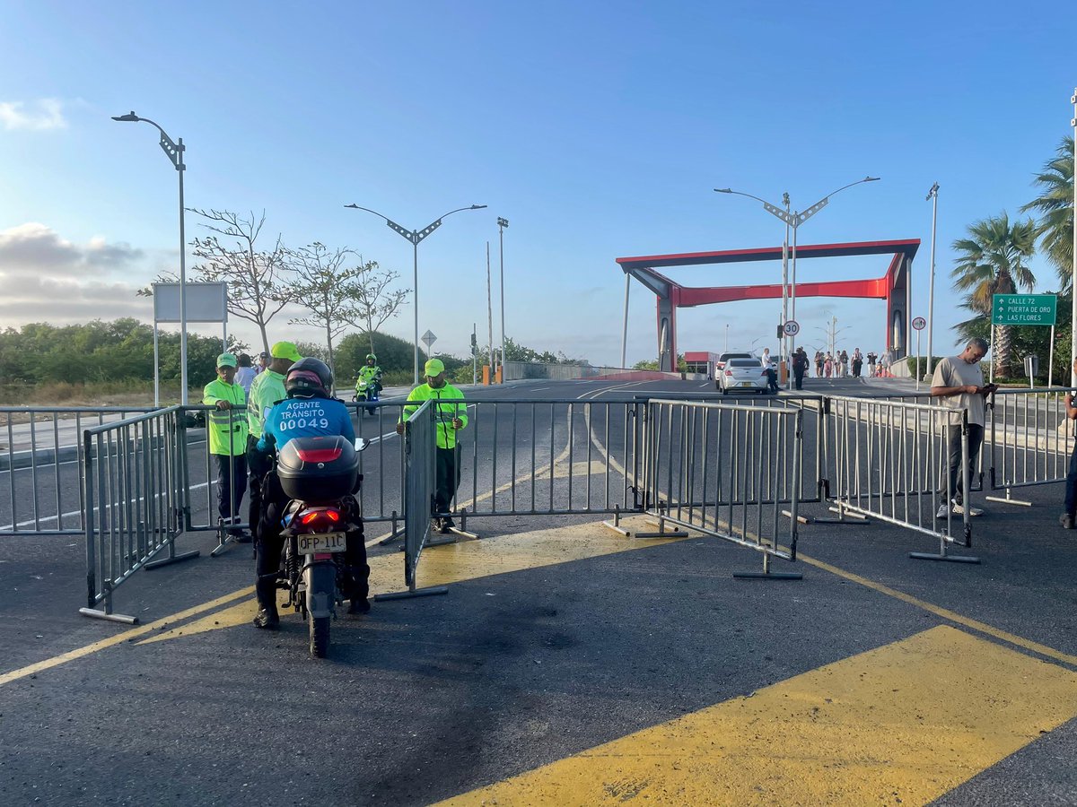 #AEstaHora se realiza el cierre temporal de la avenida del Río, a la altura de la Aleta del Tiburón, desde la calle 69 hasta la entrada de La Bendición de Dios, por homenaje al Junior por su undécima estrella.

Toma la vía 40 como ruta alterna para tus desplazamientos.