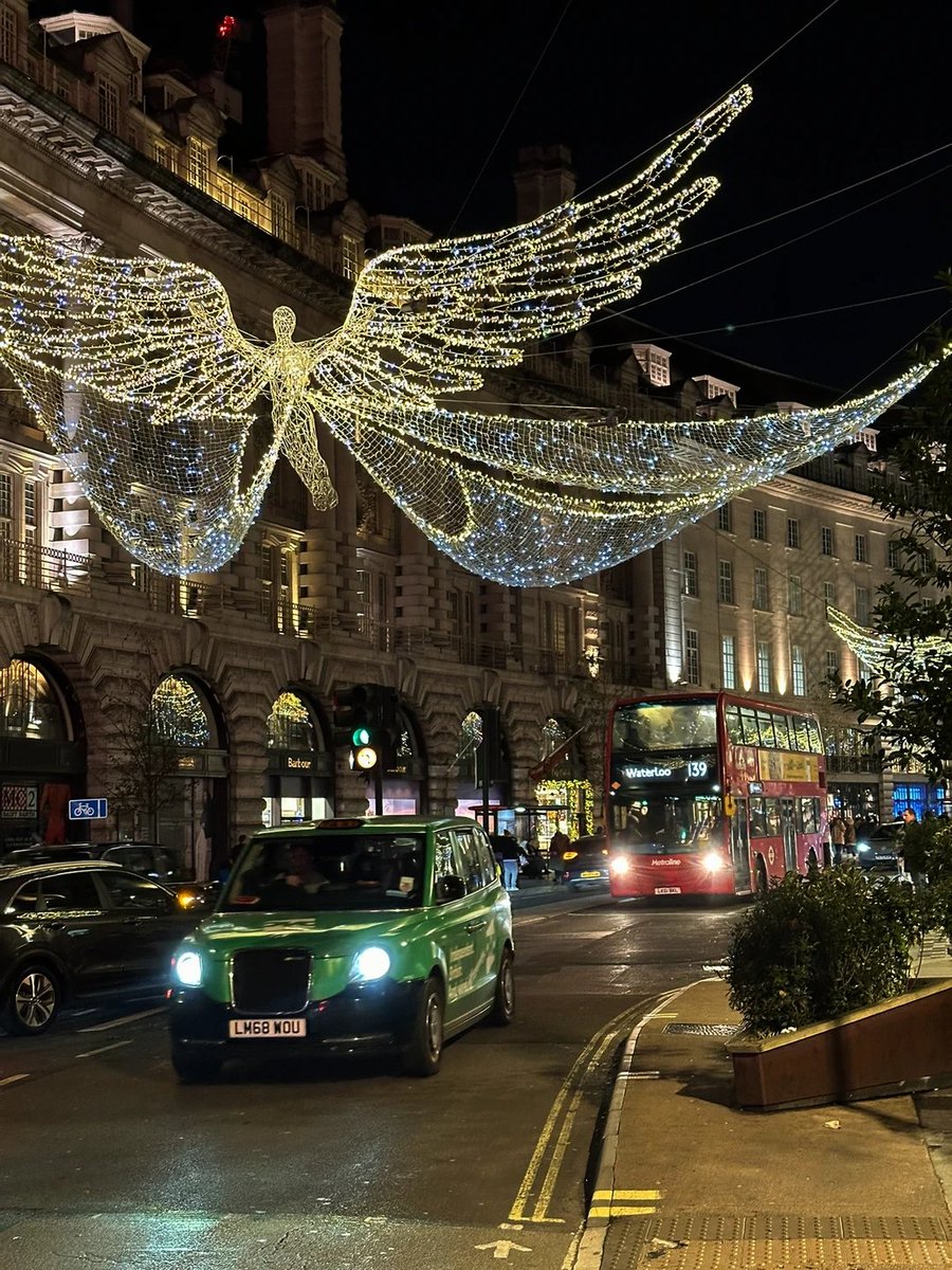 mia17554's tweet photo. London in December is so beautiful!😍 https://t.co/YiYFCjt64F
