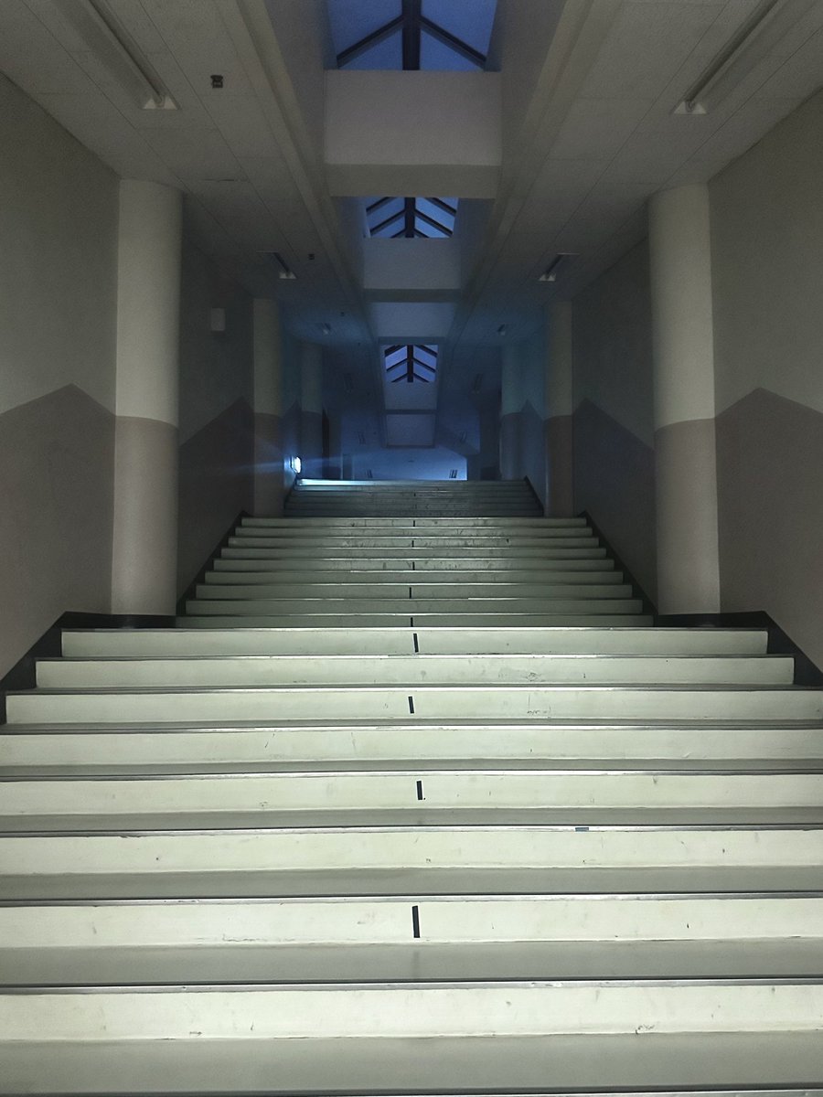 2025.12.25

終業式

今日は2学期を締めくくる終業式でした。
明日から冬休みとなり、生徒たちが下校する様子にも年末の雰囲気が感じられました。

今年一年、本校の活動をご覧いただき、誠にありがとうございました。
来年もどうぞよろしくお願いいたします。

皆さま、良いお年をお迎えください！