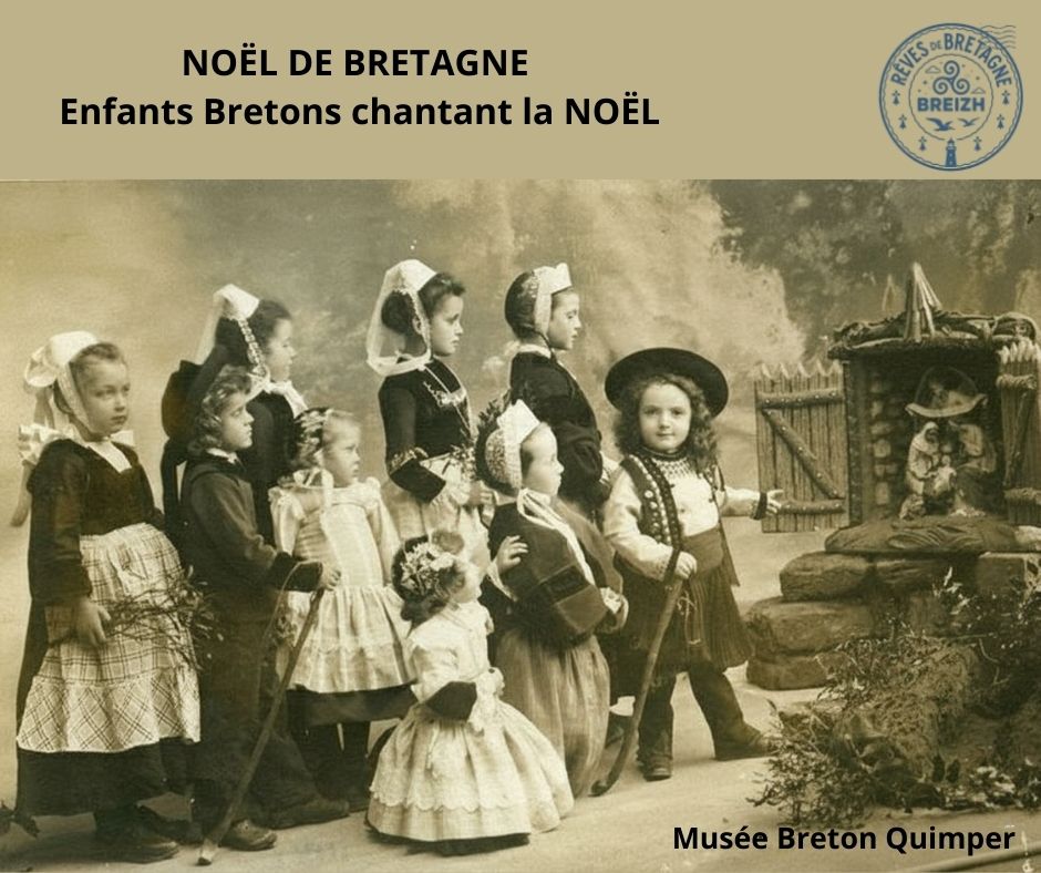 RevesBretagne's tweet photo. Noël d’hier, émotions d’aujourd’hui.
Des enfants bretons chantant Noël, carte postale ancienne du Musée Breton de Quimper.
La tradition traverse le temps… et réchauffe toujours autant.
✨ Joyeux Noël à toutes et à tous
#NoelBreton #Bretagne #Noel #Traditions https://t.co/QzeZK3mink