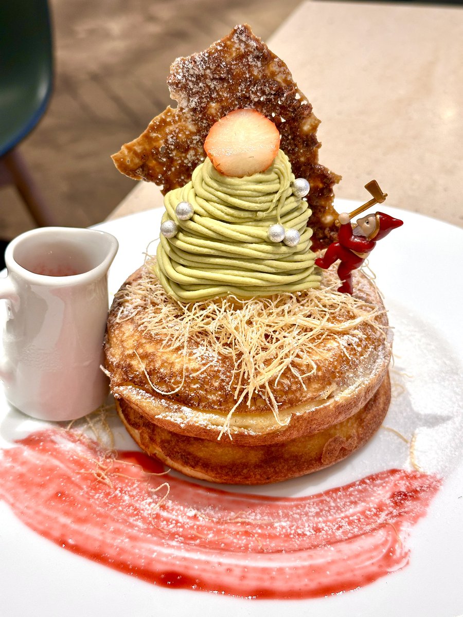 ホットケーキ巡り214店目
いちごとピスタチオのクリスマスツリーパンケーキ。ピスタチオクリームといちごソースでとっても美味しかった！！