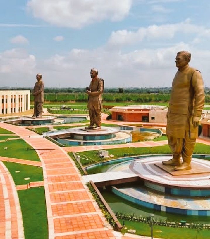 एक जाति, एक विचारधारा, एक दल—
और तीन नेताओं की मूर्तियाँ सैकड़ों करोड़ में।
नाम दे दिया गया: “राष्ट्रीय प्रेरणा स्थल”!

पंडित अटल बिहारी वाजपेयी 6 साल प्रधानमंत्री रहे— गुजरात हिंसा, संसद हमला, कंधार हाईजैक, कारगिल घुसपैठ— ये सब उसी दौर की सच्चाइयाँ हैं।

कंधार में मसूद अजहर को