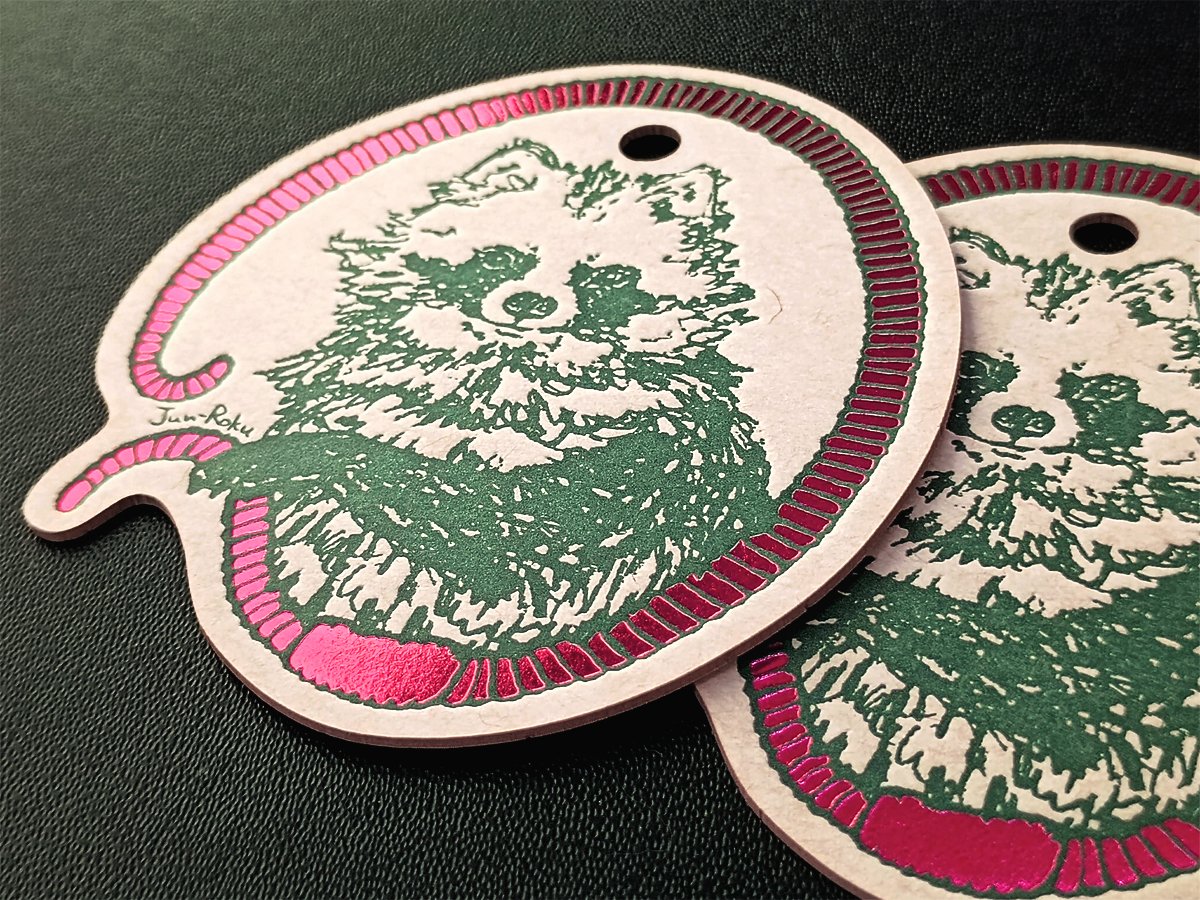 馴鹿 Jun-Roku様よりご依頼いただいた、オリジナルのオーナメント製作🎄✨
1mm厚のクッション紙「LPマット」を使用し、活版印刷とチェリーピンク箔を組み合わせています✨
イラストに沿ったカット&amp;穴あけで仕上げました！
ご依頼ありがとうございました！
decocard.blog.fc2.com/blog-entry-479…
#デコカード制作実績