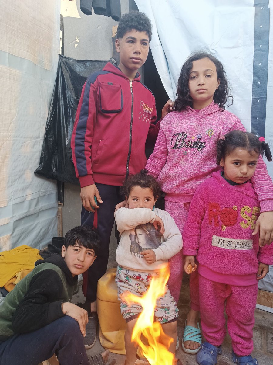lobnamkm1987's tweet photo. O kadar iyi ve güzel kalplerinizle, beş çocuğumu soğuktan donarak ve barınaksız bırakmanız mantıklı mı?
@aliosmanihanefi 
@gytib 
@niceuyurlardan 
@mumineyazar 
@digermesele 
@BulentY_ 
https://t.co/3pmGipH7or https://t.co/Uweh7oIzZi