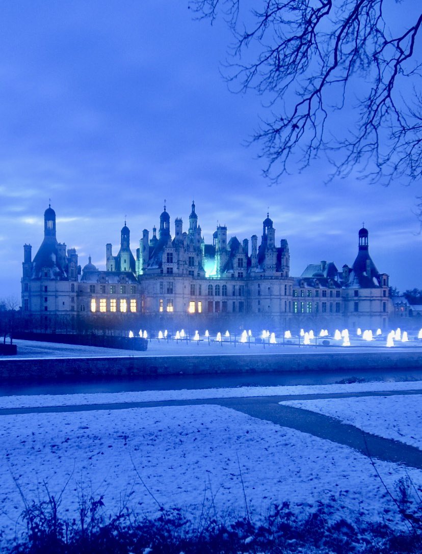 ❄️☃️ Quelle belle surprise en ce jour de Noël… la neige recouvre le <a href="/domainechambord/">Château de Chambord</a> 🏰
Un décor féerique pour vous souhaiter un très joyeux Noël 🎁🎄
#jeudiPhoto