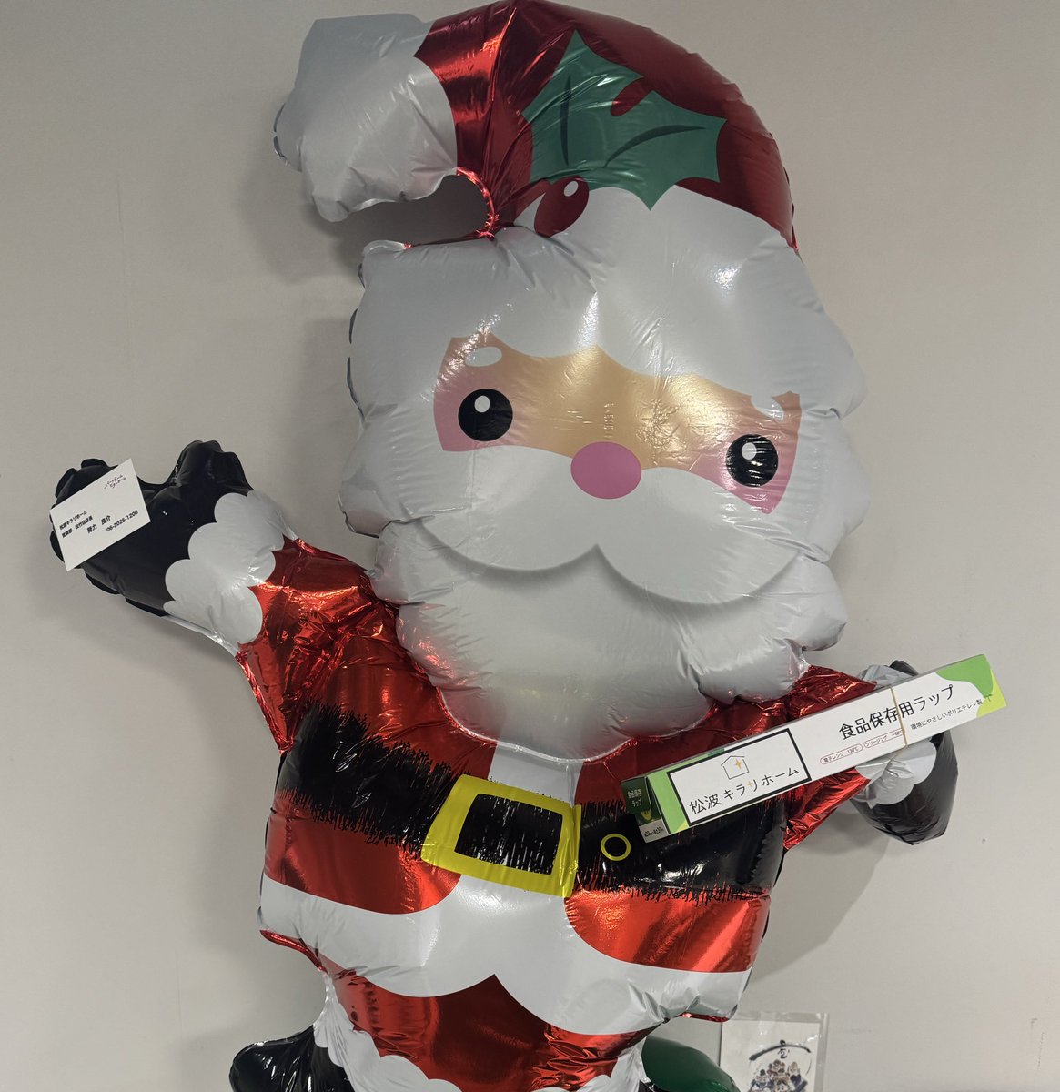 サンタさん努力店長の名刺とラップ持ってる😄