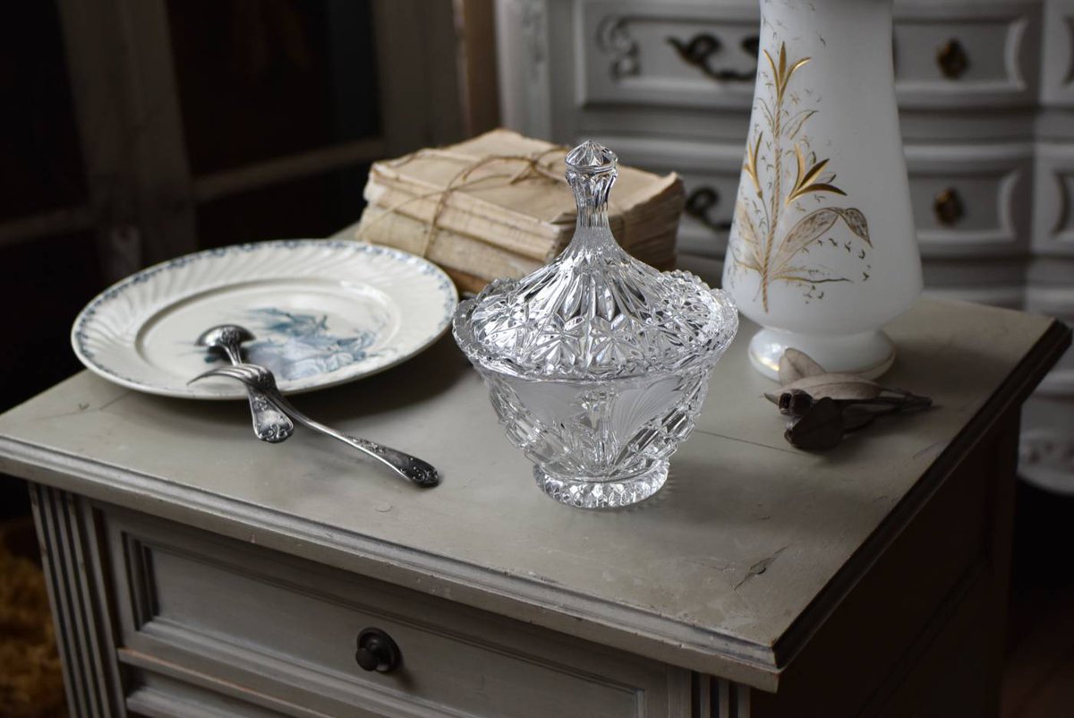 △澄んだ美しい表情に細やかなカットデザインが施されたボンボニエール