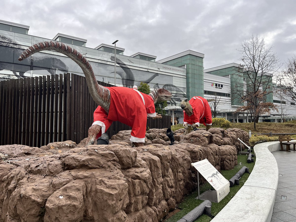 22Tyh's tweet photo. 福井駅前の恐竜さんたちもクリスマス仕様に🦖🎅 https://t.co/DH67cRTkWe