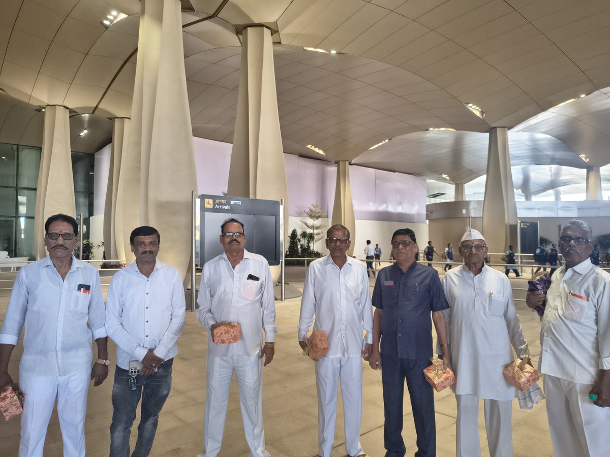 aneeshp's tweet photo. Joyride and gifts ! 

Villagers whose land was taken for construction of Navi Mumbai airport were felicitated on Thursday 

Villagers were given a 40 minutes joyride in an Air India Express aircraft and given gifts https://t.co/PFv8hnleFx