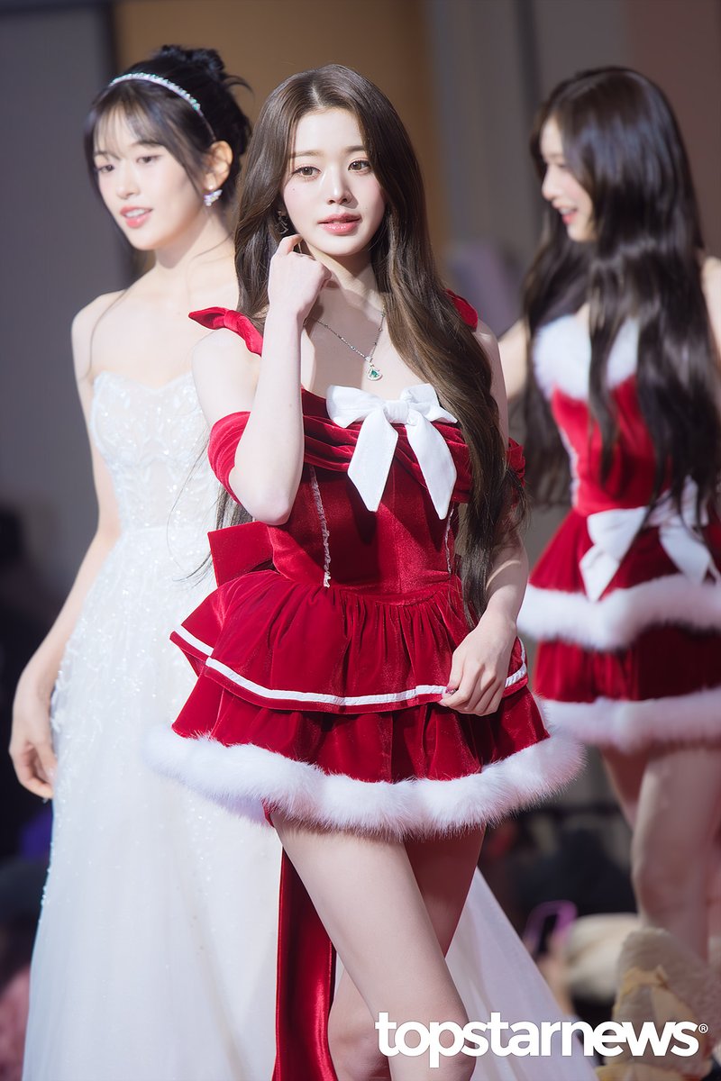 beaucutegirl's tweet photo. 251225 🎉🧑‍🎄 
2025 SBS 가요대전 레드카펫 
@TSN_PHOTO 

#장원영 #JANGWONYOUNG https://t.co/woC4cTci0Z