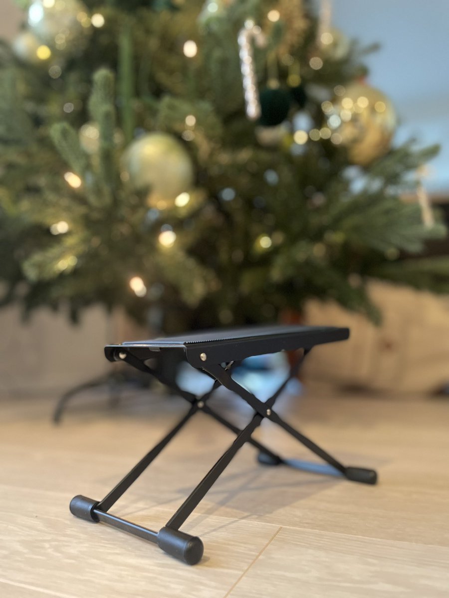 chokolattan's tweet image. 足組みでの練習、さすがに限界…
脚のしびれ対策にお迎えしました✨
安定感抜群で、超頑丈らしい

#KandM #ギターフットレスト
#クリスマスプレゼント