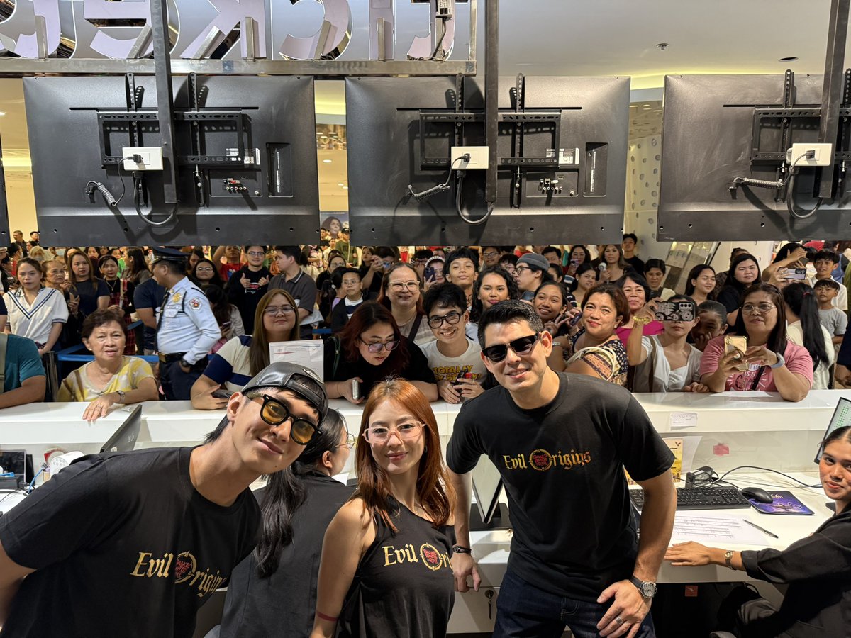 mjfelipe's tweet image. LOOK: Richard Gutierrez, Fyang Smith and JM Ibarra selling tickets for their MMFF movie 'Shake Rattle and Roll: Evil Origins' here at Gateway Mall 2.