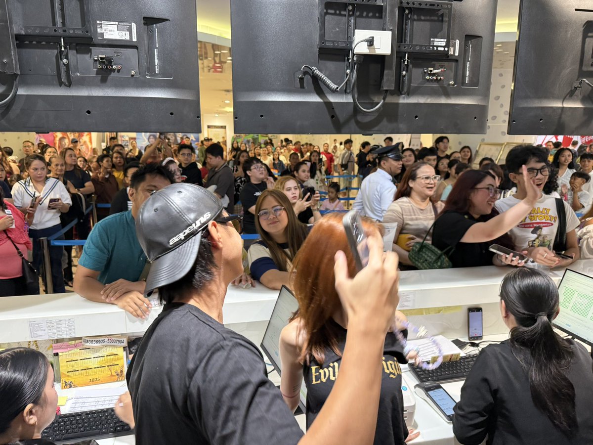 mjfelipe's tweet image. LOOK: Richard Gutierrez, Fyang Smith and JM Ibarra selling tickets for their MMFF movie 'Shake Rattle and Roll: Evil Origins' here at Gateway Mall 2.