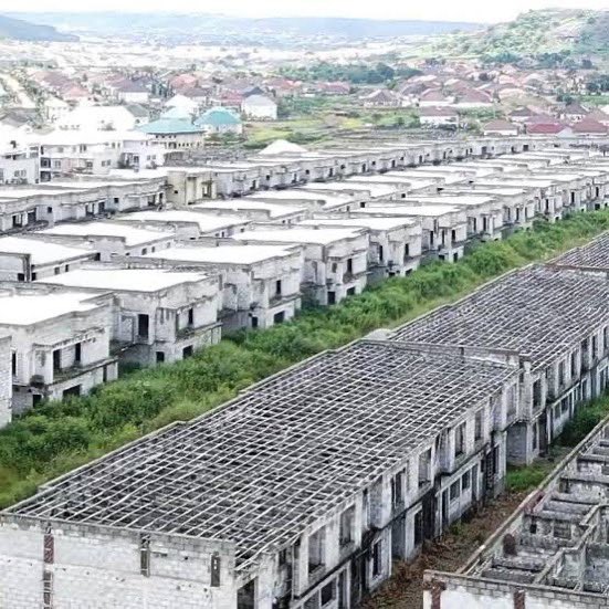 iambabangida_'s tweet image. This is Godwin Emefiele holding a Bible, Yet that did not stop him from looting this country dry !!!

While Malami should certainly be prosecuted for corruption, do not use this as an avenue to insult Shariah or Islam !!!

We will not accept that !!!