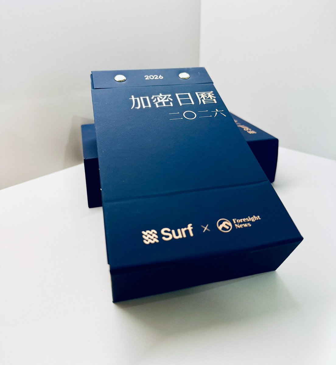 Foresight_News's tweet image. 🎄🗓️🗓️🗓️🎄

Surf @SurfAI  x Foresight News 

「二〇二六 加密日暦」限定联名款来了 

期待和所有 Web3 同行者，共同见证加密新周期🫡

#Foresight加密日历
