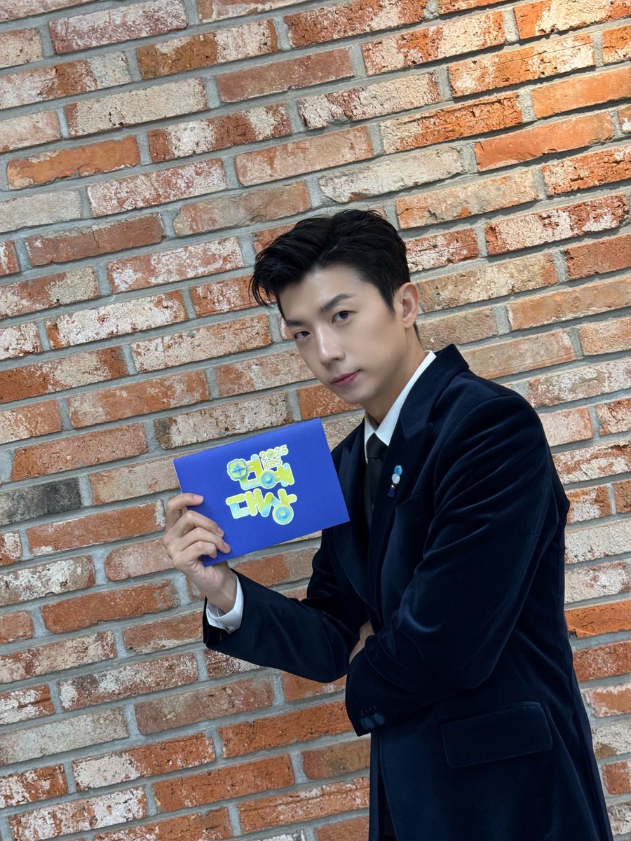 afternoon2woo's tweet photo. 251225 장우영 레코즈

시상자 장우영 🏆 ♬ ˎˊ˗

#장우영 #JangWooyoung
#2025KBS연예대상 https://t.co/UEA98QCfj7