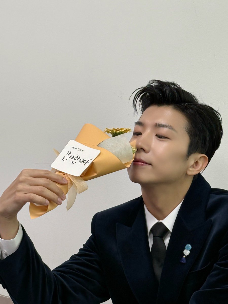 afternoon2woo's tweet photo. 251225 장우영 레코즈

시상자 장우영 🏆 ♬ ˎˊ˗

#장우영 #JangWooyoung
#2025KBS연예대상 https://t.co/xJZdsNlnMc