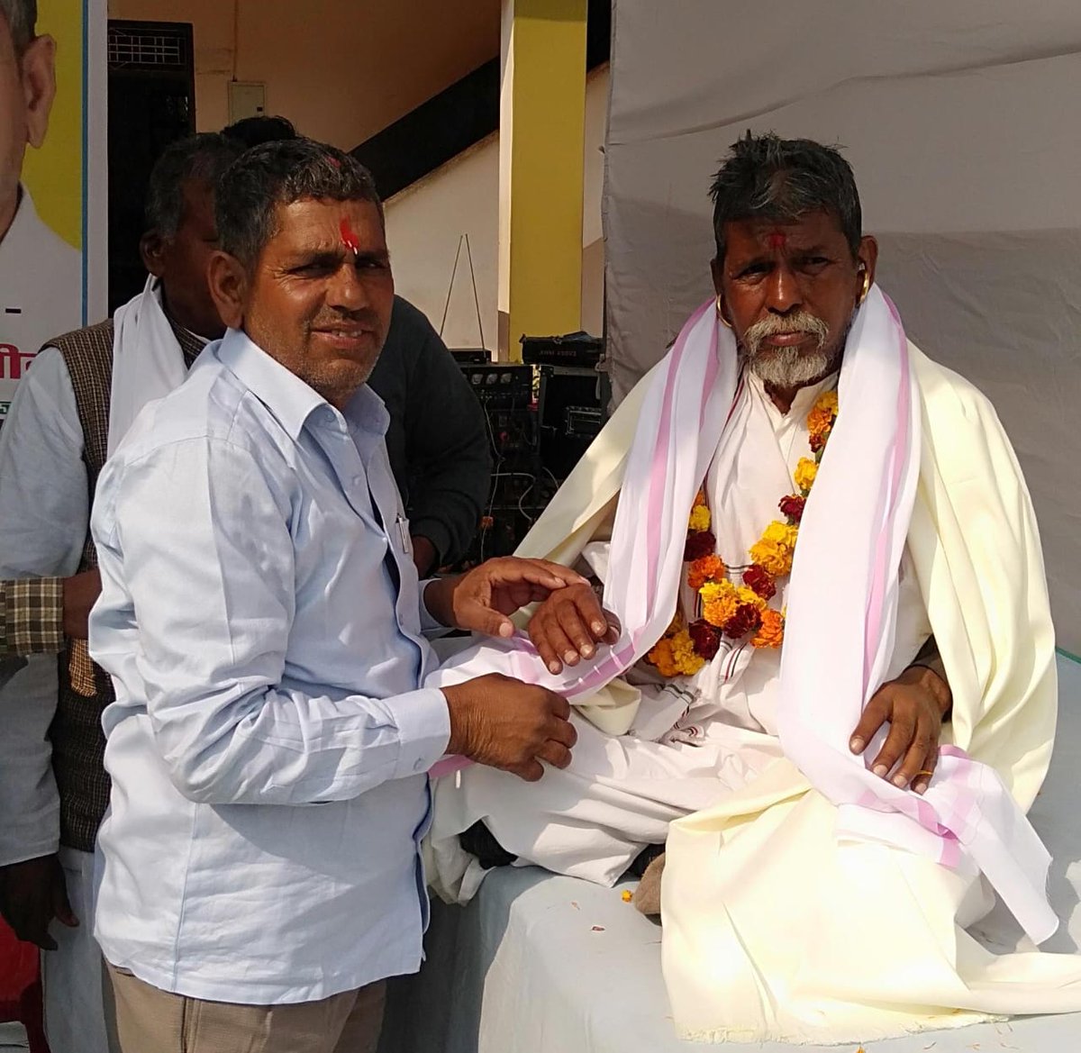 पूज्य गुरुदेव सिद्ध श्री बाबा मौजनाथ जी के शिष्य महन्त बाबा श्री बेअन्त नाथ जी महाराज (बाबा मौजनाथ आश्रम : बिहारीसर डूंगरी - द्वारापुर) आज ईश्वर चरणों में ब्रह्मलीन हो गए ।
महाराज श्री बेअन्त नाथ जी का देवलोकगमन एक सदी का अन्त हैं ।
🚩नमन: गुरुदेव 🚩