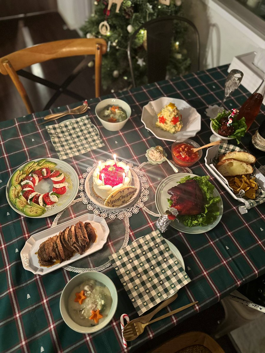 acolinlin's tweet photo. 2025クリスマス🎄
こどもごはんとおとなごはん https://t.co/ww6FKemOUc