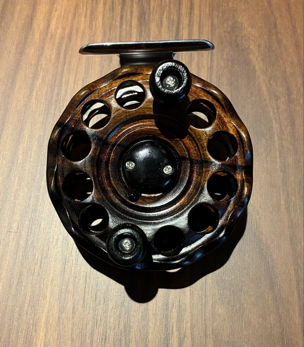 浜駒木リール入荷しました🥳 今回は黒柿になります❗️ スプール径88.7