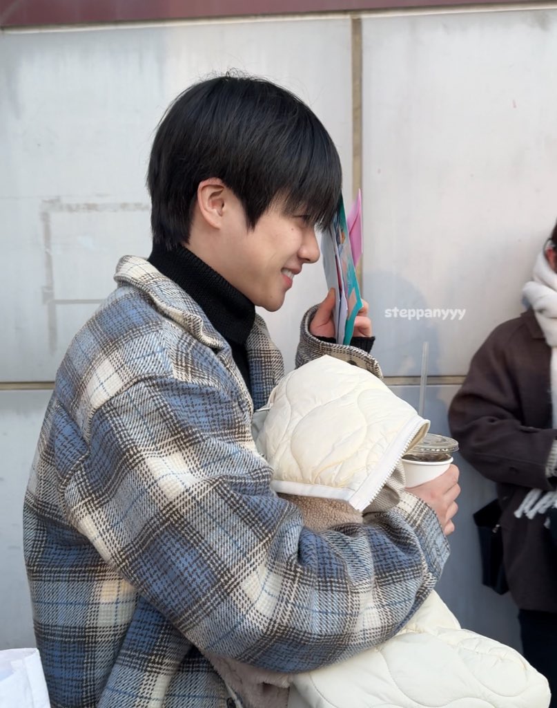 jiwonmuse's tweet image. jinhwan hiding his face bc no makeup 😭😭 WHY tho?? u still look way too fine barefaced