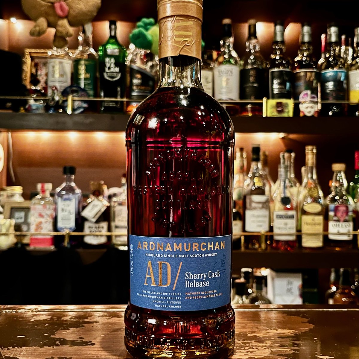 今年も残りわずかですね。
人形町の街ではもうしめ縄を売り始めて今年の終わりを感じます。

「アードナムルッカン シェリーカスク」

優しいシェリーの芳醇な香りに穏やかなピート感。優しさに包まれたシングルモルトです！
店内でも飲めます。

今年の締めの一杯に是非！

bartsurukame.thebase.in/items/83822167