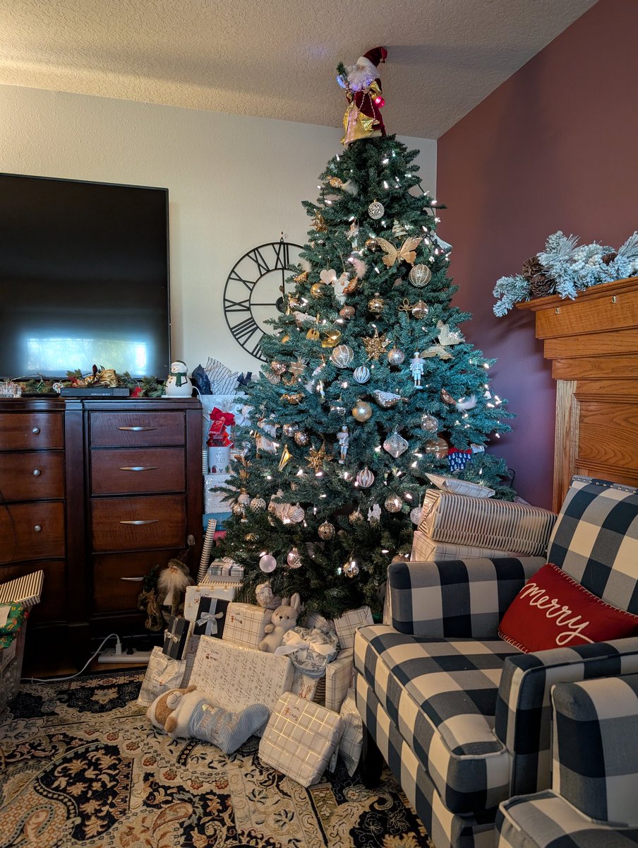 ArduzaJay's tweet photo. The family christmas tree is finally decorated 🎄...... https://t.co/GyihtmiRmn