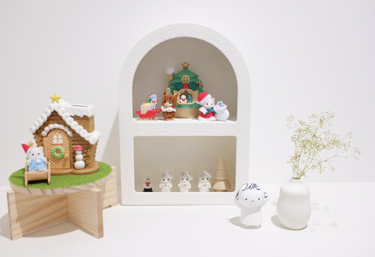 late_Design's tweet photo. 怒涛の年末、駆け込みクリスマス🎄
リサショで出会ったお菓子のおうちが可愛い🤍特別なことができなくても、この子たちを見てるだけで十分なメリクリ🦌🦌🛷✨

 #シルバニア
 #シル活
 #クリスマス https://t.co/8UO62qhUpK