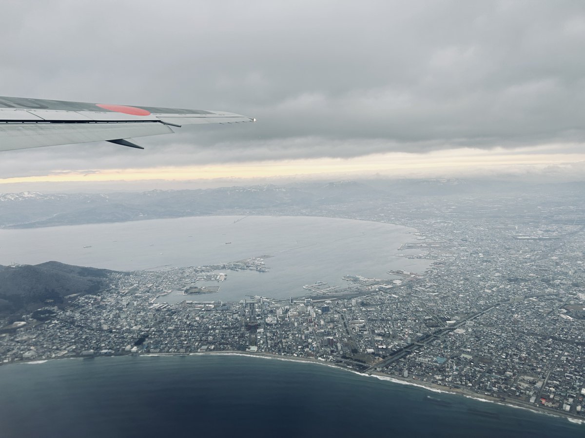 zaki_potato's tweet image. この時期に荷物持って
空を駆けてるのって実質サンタ