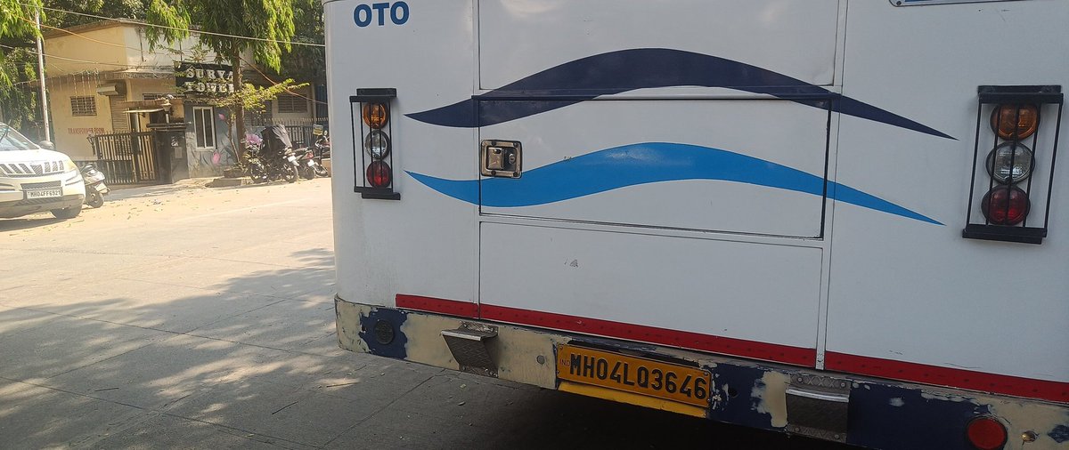 माननीय वाहतूक उप आयुक्त यांनी काढलेल्या अध्यादेशाला केराची टोपली दाखवत, वाहतूक शाखेच्या नाकावर टिचून सूर्या टावर ते डीएव्ही स्कूल, तुलसी धाम जवळ दररोज अवैध पार्किंग नो पार्किंग झोन मध्ये सुरू असते. 

ठाणे वाहतूक शाखा डायस ट्रॅव्हल्सच्या सूर्या टावर जवळील बसेसच्या तसेच Dav