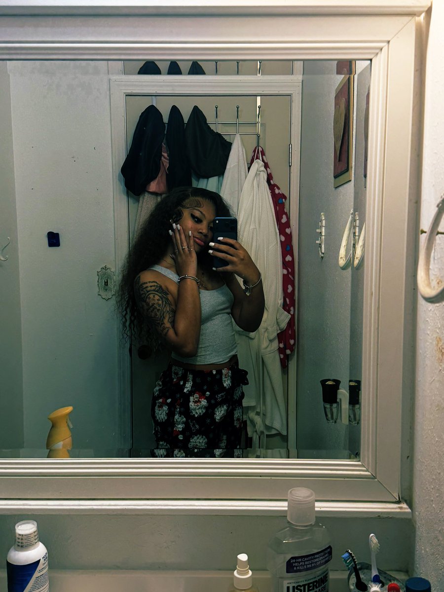 lolboujeebratt's tweet photo. santa’s favorite girl.🎄 https://t.co/He32oLn4bY