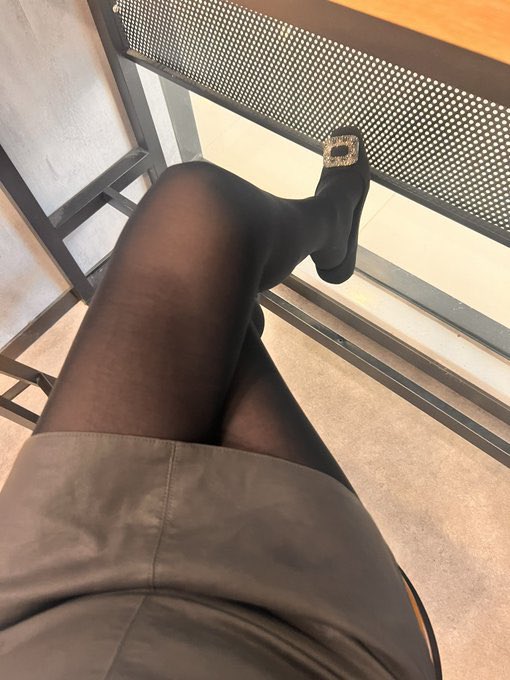 想不想爬到地上当妈妈的脚垫呢