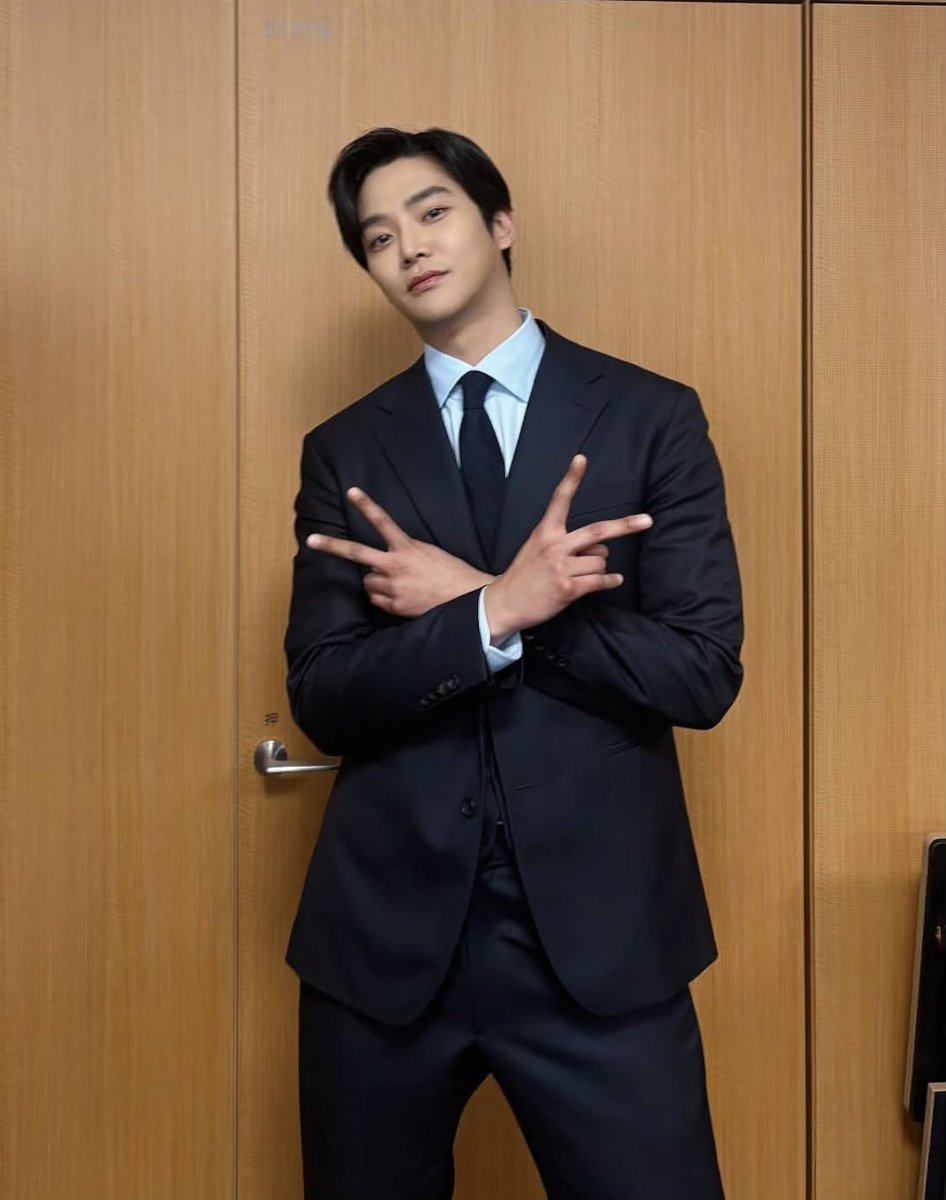 実はわたし
1992年の愛はどうだから、彼が結婚するまでの23年間ましゃファンでした😊  なので今回のラストマンは元推しと現推しの共演というわけで
これってすごくない？（笑）
ってことで 1日遅れましたが元推しと現推しに会いに行ってきます💕

#ロウン #ROWOON #로운 #福山雅治