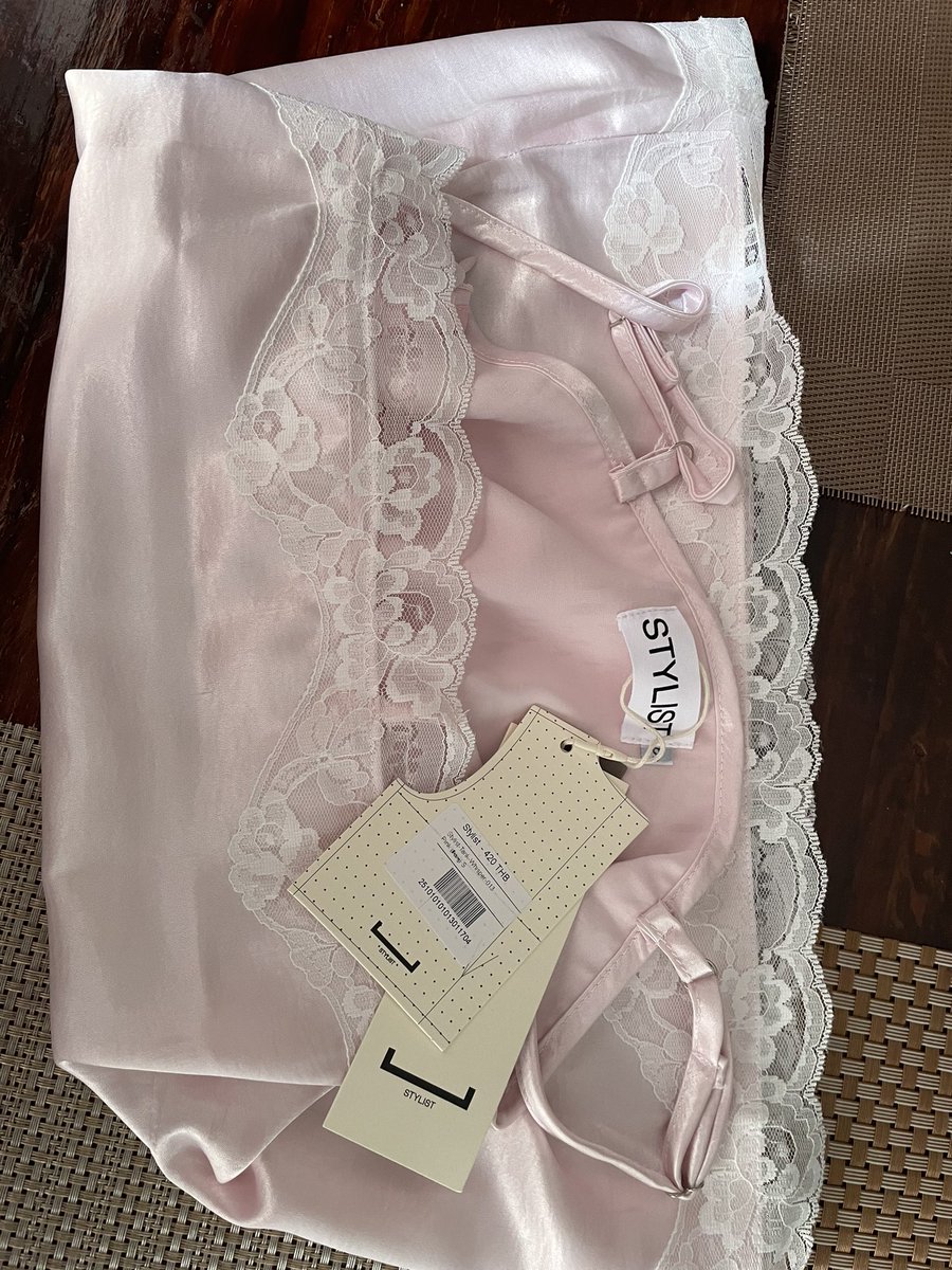 ลูกไม้ stylist มือ 1 สั่งมาผิดไซส์ ป้ายอยู่ครบ 390 ราคาเต็ม 400 กว่า 🩷🩷 #ส่งต่อเสื้อผ้ามือ2 #ส่งต่อcintage #vghbkk #ส่งต่อstylist