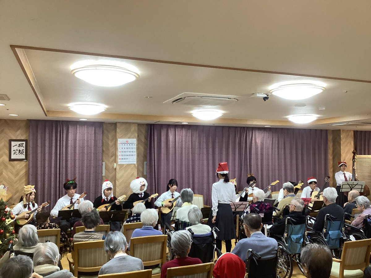 mandolin_east's tweet photo. 昨日「そんぽの家 東静岡」にてクリスマス演奏会を行いました🎄
手拍子や口ずさむお姿がとても嬉しく、楽しい時間を過ごすことができました🌟
ありがとうございました！ https://t.co/1mjLdHOPRv
