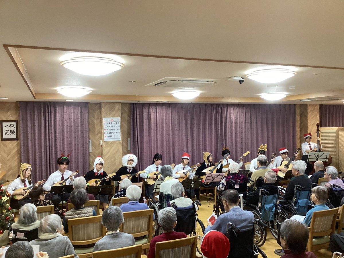 mandolin_east's tweet photo. 昨日「そんぽの家 東静岡」にてクリスマス演奏会を行いました🎄
手拍子や口ずさむお姿がとても嬉しく、楽しい時間を過ごすことができました🌟
ありがとうございました！ https://t.co/1mjLdHOPRv