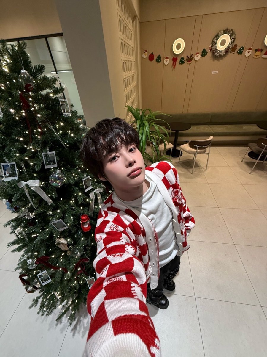 TPST_twt's tweet photo. [#한빈] @와이에이치크리스마스의분위기.hanbinreview.com https://t.co/2sJTmmGb7i