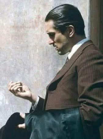 En El Padrino II (1974), Francis Ford Coppola necesitaba que la transición entre el joven Vito Corleone y el Vito adulto se sintiera natural, pero Brando nunca apareció. El día que debía filmar su cameo final, se presentó un conflicto con el estudio y el actor simplemente no