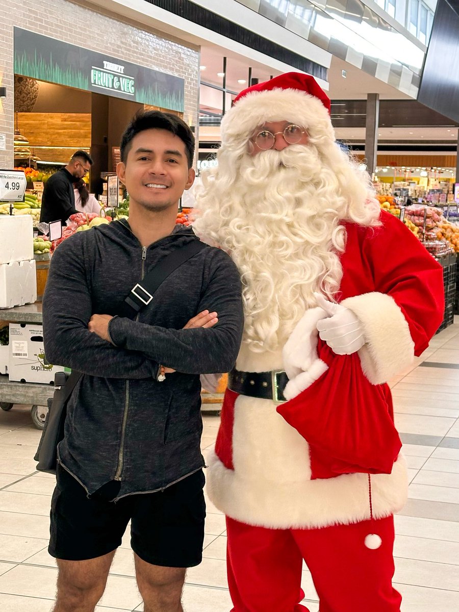 jaycee_domincel's tweet image. A little Santa moment before he flew off 🎅 
Wishing everyone a season full of love and light. Merry Christmas! 🎄❤️