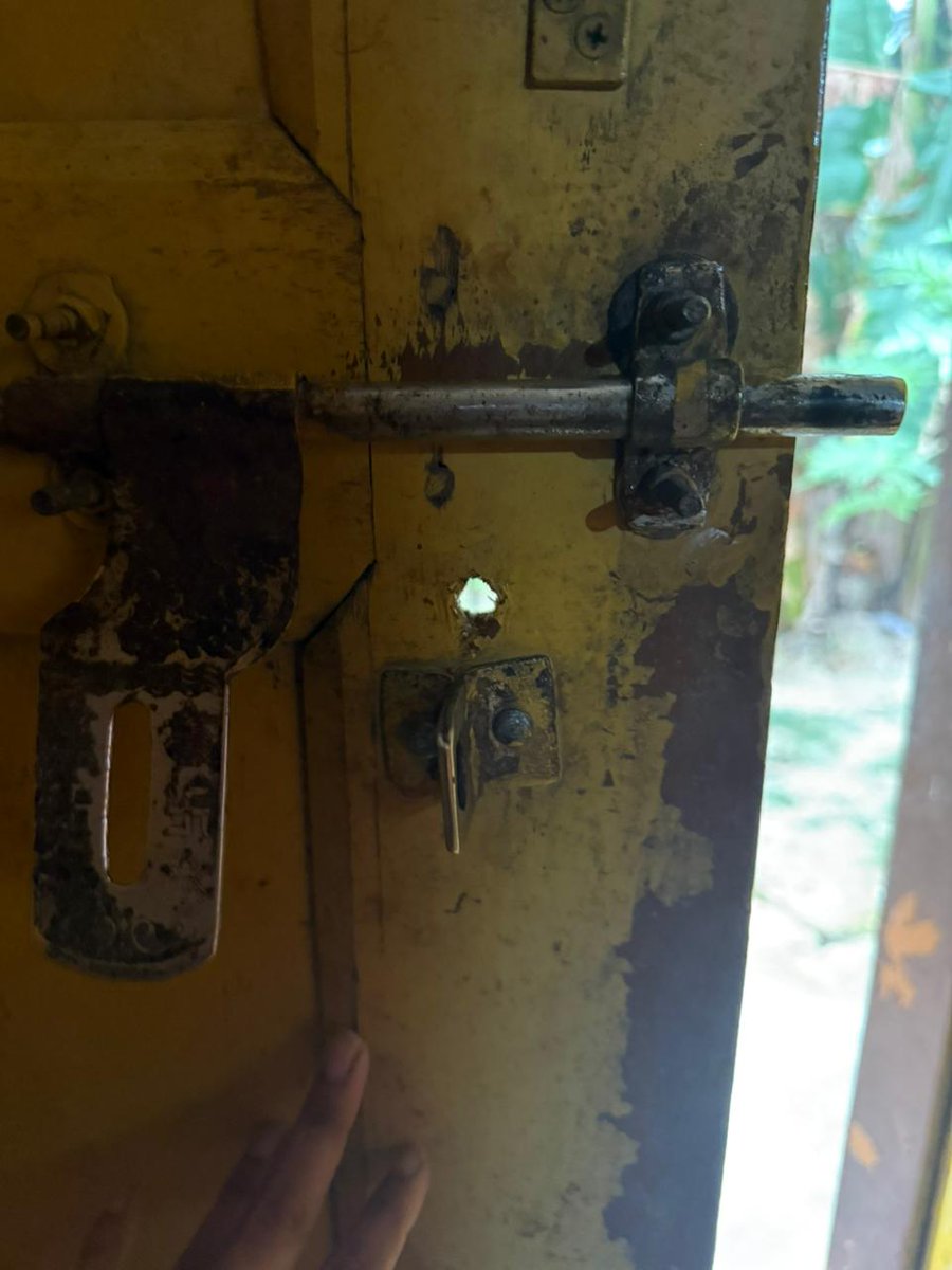 There is a mass dacoit attempt in thana thana, pipili, puri. <a href="/SPPuri1/">Puri Police</a> please look into it on priority as it involves the life and wealth of public. It arises a serious question on public safety.6-7 houses impacted.<a href="/dm_puri/">Collector and District Magistrate Puri</a> <a href="/otvnews/">OTV</a> <a href="/kanak_news/">Kanak News</a> <a href="/ArgusNews_in/">Argus News</a> <a href="/badakhabarnews/">Bada Khabar</a>