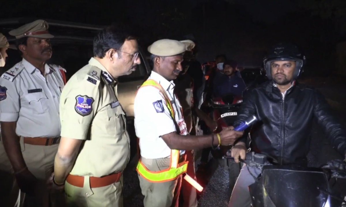 mohdamohsin's tweet photo. Hyderabad Police Commissioner V. C. Sajjanar supervised late-night drunk driving checks in Banjara Hills. Special drive at 120 locations till Dec 31. Zero tolerance with fines, vehicle seizure &amp; jail for offenders.
#Hyderabad #DrunkDriving #NewYearSafety #HyderabadPolice https://t.co/JeGCBhnVse