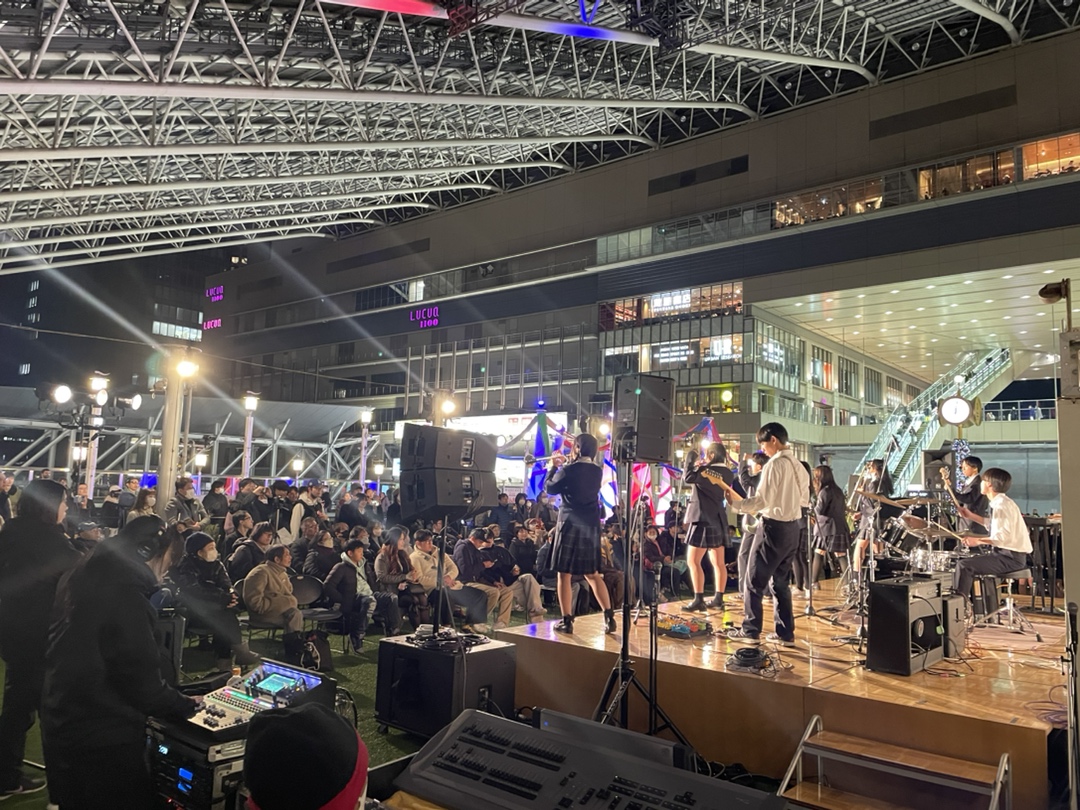 umeda_connect's tweet photo. HEART FES 2025 大阪ステーションシティ会場レポート①  12月13日・14日の2日間 
📍うめきたグリーンプレイス 
📷JR大阪駅5F「時空の広場」 の2会場で
イベントを実施 ✨ 
エキウエコンサート、ウメキタコンサートで音楽をお楽しみいただきました！
#梅田ミーツハート #UMH2025 @OSC2022OFFICIAL https://t.co/cMgY7FRmoE